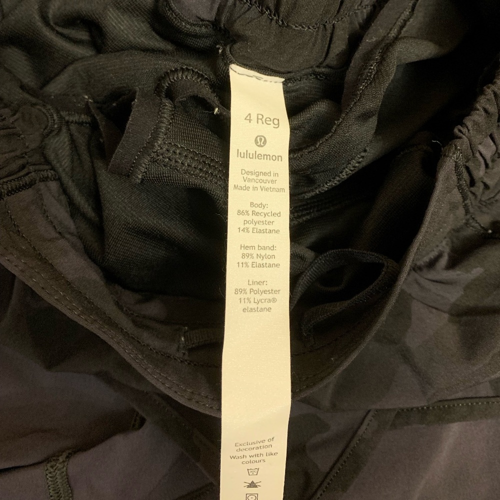 Lululemon Hotty Hot LR Short 2.5” (Size 4) Incognito Camo Multi Grey - Picture 2 of 3